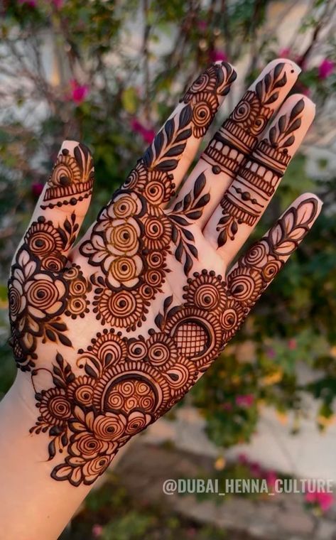 Mehandi Palm Designs Simple, Right Hand Palm Mehndi Design, Mehandi For Palm, Henna Tattoo Designs Hand Palm, Aesthetic Mehendi Designs For Hands, Front Fingers Mehndi Design, Aesthetic Palm Mehndi Design, Aesthetic Mehndi Design For Palm, Modern Mehndi Designs Front Hand Palm