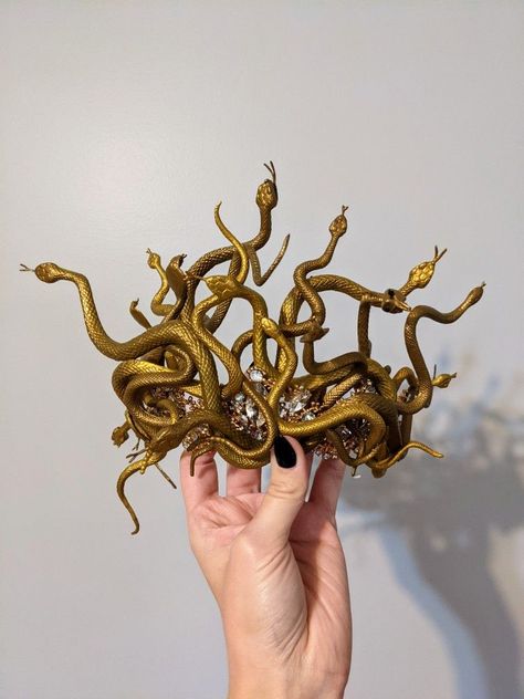 Medusa Cosplay Outfit, How To Make A Medusa Headpiece, Hot Medusa Costume, Black Medusa Costume, Drag Looks Outfits, Medusa Couples Costume, Medusa Crown Diy, Fantasia Medusa Halloween, Medusa Diy Costume