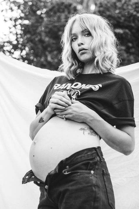 Punk Rock Maternity photoshoot Cool Pregnant Photoshoot, Rock Maternity Outfits, Maternity Grunge Outfit, Tomboy Maternity Shoot, Maternity Photography Edgy, Grungy Maternity Shoot, Pregnant Grunge Outfits, Maternity Outfits Edgy, Grunge Maternity Shoot