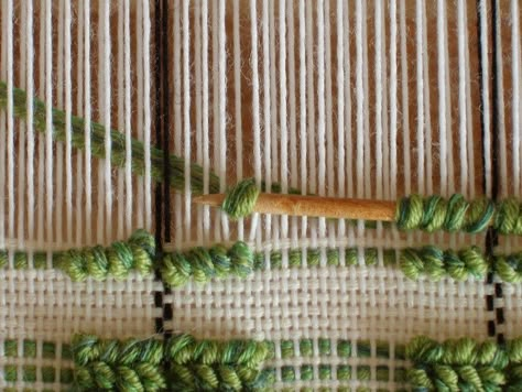 Obviously I couldn't wait to try the technique myself... so here's how to weave pibiones  (the word, in Sardinian dialect, means grape )  Wa... Pibiones Weaving, Wall Weave, Saori Weaving, Weaving Loom Diy, Rigid Heddle Weaving, Textile Tapestry, Weaving Tutorial, Heddle Loom, Diy Weaving