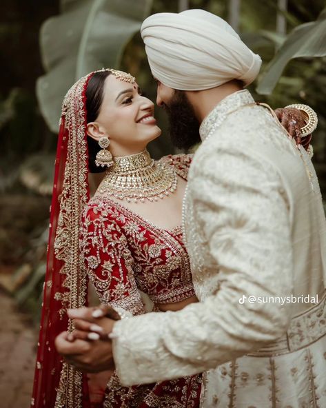 Indian Wedding Lengha, Sikh Couple, Sikh Wedding Photography, Punjabi Wedding Couple, Sikh Bride, Indian Wedding Poses, Bride Photos Poses, Indian Wedding Photography Couples, Wedding Photoshoot Poses