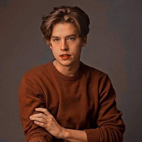 Round Face Middle Part, Middle Part Haircuts, Cole Sprouse Hair, Middle Part Hairstyle, Hairstyles Round Face, Middle Part Haircut, Haircuts For Guys, Fem Harry Potter, Fem Harry