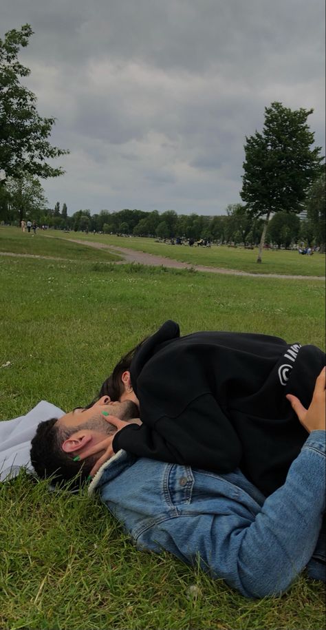 #love #couple #shootinginspo #coulepic Couple At Park Aesthetic, Ideas Para Fotos En Pareja, Rich Couple, Dreamy Photography, Story Ideas Pictures, Friend Poses Photography, Cute Relationship Photos, Romantic Photos, Cute Couple Poses