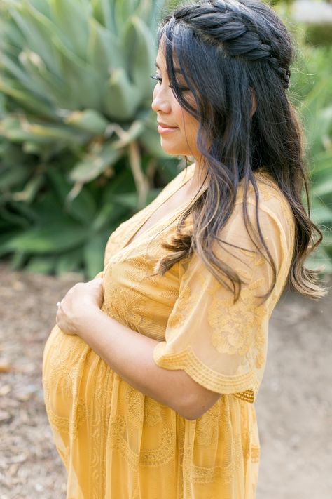 Maternity Photoshoot Hairstyles Long Hair, Maternity Shoot Hairstyles Medium, Hair And Makeup For Maternity Shoot, Maternity Picture Hair Ideas, Hairstyle For Maternity Shoot, Hairstyles For Maternity Photoshoot, Maternity Photography Hair Ideas, Hair Styles For Maternity Photo Shoot, Maternity Photo Shoot Hairstyles