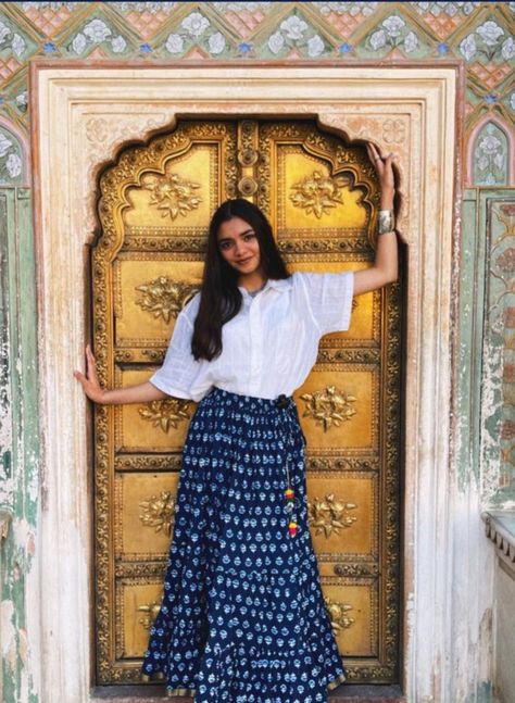 Jaipur Dressing Style, Hampi Outfit Ideas, Jaisalmer Outfit Ideas, Jaipur Fits, Rajasthan Outfits, Jaipur Outfits Ideas, Jaipur Outfits, Jaipur Outfit, Long Skirt Outfits Indian