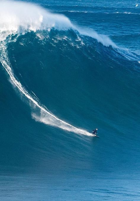 Nazare Surfing, Nazare Waves, Surfing Big Waves, Nazare Portugal, Surfing Aesthetic, Big Wave Surfing, Huge Waves, Ocean Surf, River Delta