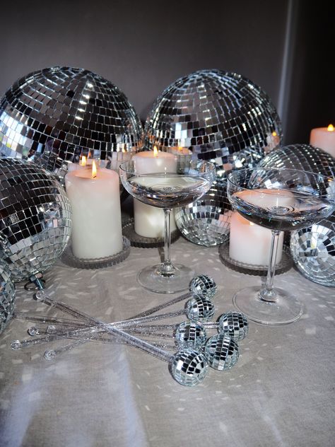 Disco Ball Cocktail, Cocktails Birthday, Party Disco Ball, Cocktail Party Decor, Hen Party Decorations, Cocktail Stirrers, Disco Birthday Party, 17th Birthday Ideas, Disco Party Decorations