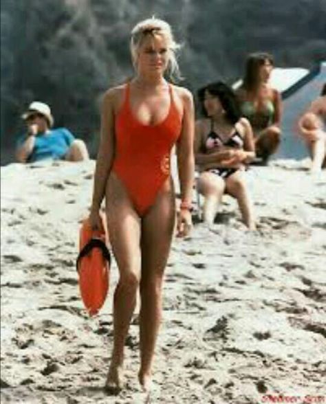 Erika Eleniak in Baywatch Baywatch Tv Show, Erika Eleniak, Playboy Playmates, One Piece Swimsuits, Baywatch, Famous Women, Hottest Celebrities, Guinness, Celebrities Female