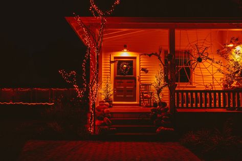 Our Front Porch Decorated For Halloween (+ How It Looks Spooky At Night For Trick-Or-Treaters) - Emily Henderson Front Porch Halloween Decorations, Front Porch Halloween Decor, Porch Halloween Decorations, Porch Halloween Decor, Outdoor Halloween Decor Ideas, Front Porch Halloween, Porch Halloween, Chic Halloween Decor, Em Henderson