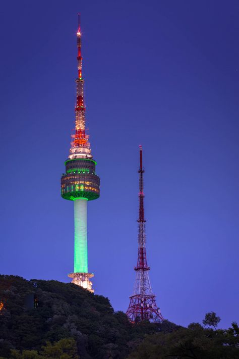 Corea Aesthetic, Beautiful Classroom, Seoul Tower, Namsan Tower, Tokyo Tour, Korea Wallpaper, South Korea Seoul, Sky Lanterns, Ulsan