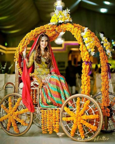 sTyLe sTuDiO on Instagram: “Grand entrance of the beautiful mehndi bride #shutterphutter #pakistaniweddings #pakistanidress #indianwedding #pakistanibride…” Pakistani Mehndi Dress, Mehndi Bride, Mehndi Function, Pakistani Mehndi, Bridal Mehndi Dresses, Dresses Pakistani, Bride Entry, Pakistan Wedding, Entry Ideas