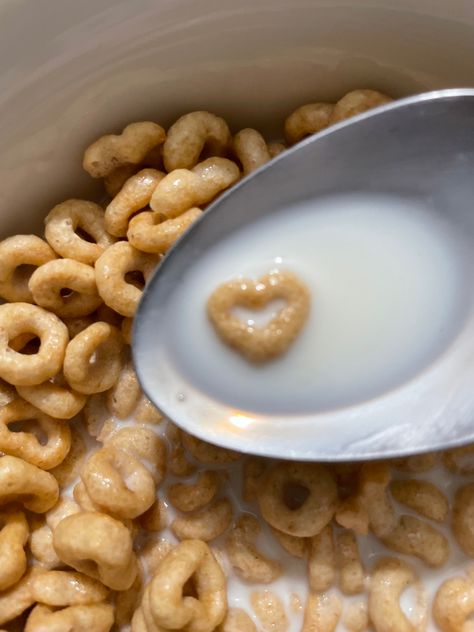 #heart #cheerios #cereal #valentinesday #aesthetic Heart Cheerios, Cheerios Aesthetic, Pumpkin Cheerios, Cheerios Cereal, Eating Cereal, Becky Albertalli, Fruit Aesthetic, Aesthetic Cottagecore, Food Pictures