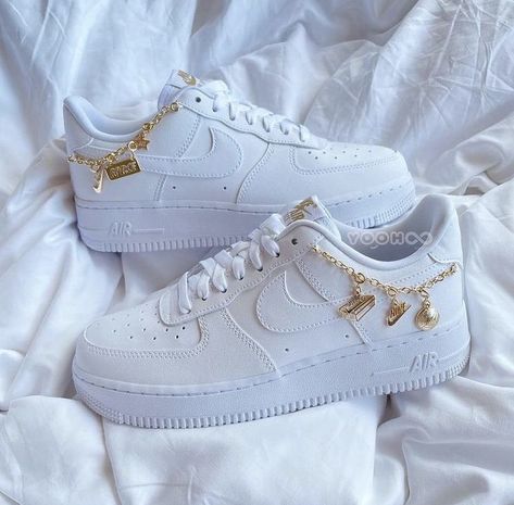 Girls Shoes Teenage, Nike Shoes Women Fashion, Pretty Sneakers, Cute Nike Outfits, White Nike Shoes, Nike Shoes Girls, Nike Fashion Shoes, Preppy Shoes, Pretty Shoes Sneakers