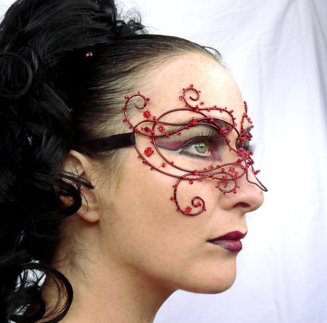 Womens+red+vine+masquerade+mask+costume+by+gringrimaceandsqueak,+£120.00 Wire Sculpting, Masquerade Ideas, Steampunk Jewelry Diy, Masquerade Mask Costume, Gothic Mask, Masquerade Ball Masks, Ball Mask, Red Vines, Masked Ball