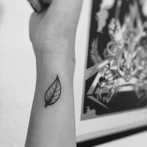 11 perfectly edgy leaf tattoos to celebrate the fact that FALL IS FINALLY HERE Single Leaf Tattoo, Leaf Tattoo Men, Tree Leaves Tattoo, Simple Leaf Tattoo, Blatt Tattoos, Small Wave Tattoo, Tattoos For Moms With Kids, Leaf Tattoo, Wave Tattoo