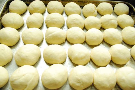 DIY Frozen Rhodes Rolls Freezer Rolls, Dinner Rolls Recipes, Rhodes Rolls Recipes, Rhodes Bread Dough, Roll Dough Recipe, Rhodes Bread, Rhodes Dinner Rolls, Rhodes Rolls, Frozen Dinner Rolls