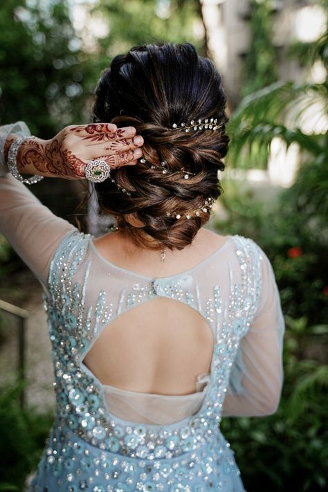 Bowled by the gleaming diamond leaves in her messy hair bun, this one is a must try for the latest western trends! Western Bun Hairstyle, Messi Bun, Messy Bun Hairstyle, Messy Hair Bun, Engagement Hairstyles, Indian Wedding Hairstyles, Long Hair Tutorial, Messy Buns, Hairstyle Trends