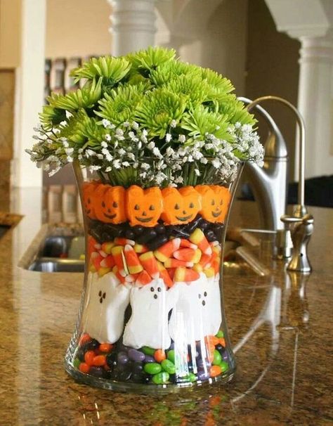 Pretty vase of flowers with a touch of spookiness. Customize your clear vase with Halloween tidbits such as ghost and pumpkin figures; colorful jellybeans can also make the arrangement look even more attractive. Peeps Centerpiece, Hallowen Ideas, Last Halloween, Halloween Centerpiece, Halloween Desserts, Theme Halloween, Fall Decorating, Fall Holidays, Halloween Boo