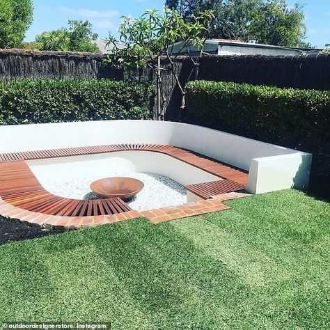 Outdoor Fire Pit Area, Moderne Have, Sunken Fire Pits, Backyard Seating Area, Colourful Wallpaper, Outdoor Fire Pit Designs, Backyard Seating, Back Garden Design, Fire Pit Seating