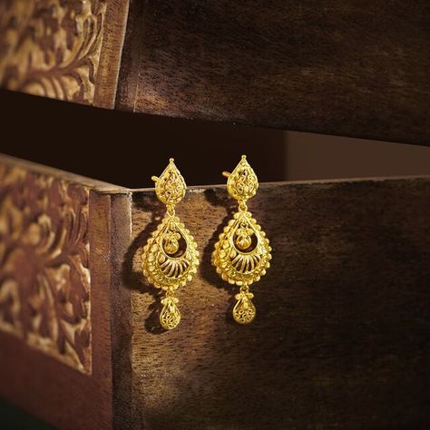 Kalyan Jewellers makes high-quality gold earrings. The Gold Earrings are sleek and elegant. Check out Kalyan collection of Gold earrings designs. Malabar Jewellery, Drop Gold Earrings, Latest Earrings Design, Ella Eyre, Kalyan Jewellers, Gold Necklace Wedding, Gold Jewels Design, Indian Bangles, Swami Samarth