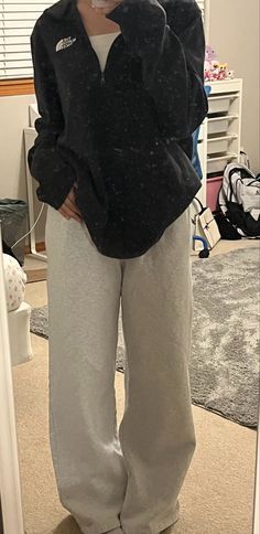 Cute Fits With Grey Sweatpants, Dark Grey Sweatpants Outfit Winter, Cuffed Sweatpants Outfit, Grey Sweatpants Outfit Winter, Oversized Sweatpants Outfit, Dark Grey Sweatpants Outfit, Grey Sweats Outfit, Sweatpants Outfits Winter, Cut Sweatpants