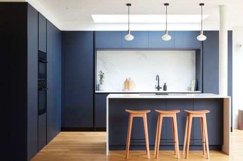 Bushey Avenue - Contemporary - Kitchen - London - by Studio Fabbri | Houzz UK Deep Blue Kitchen, Kitchen With Marble, Marble Worktop, Small Space Nursery, London Kitchen, Small Space Organization, Kitchen Splashback, Blue Kitchen, Kitchen Diner