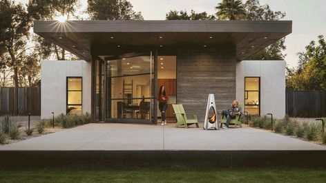 The Ranch Mine builds casiTa guesthouse in Phoenix backyard Casita Guest House, Casita House, Modern Guest House, Phoenix Backyard, Patio Pictures, Modern Courtyard, Deco Boheme, Open Space Living, Indoor Fireplace