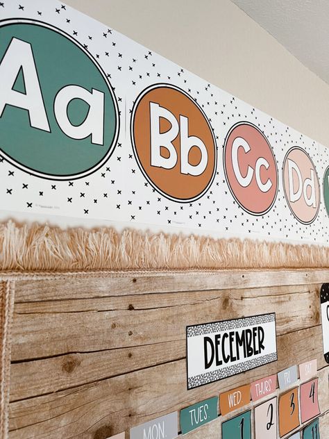 Groovy Boho Classroom Theme, 3rd Grade Classroom Wall Decor, Retro Boho Classroom, Boho Elementary Classroom, Boho Style Classroom, Modern Boho Classroom Theme, Classroom Themes Neutral, Fourth Grade Classroom Themes, Classroom Boho Theme