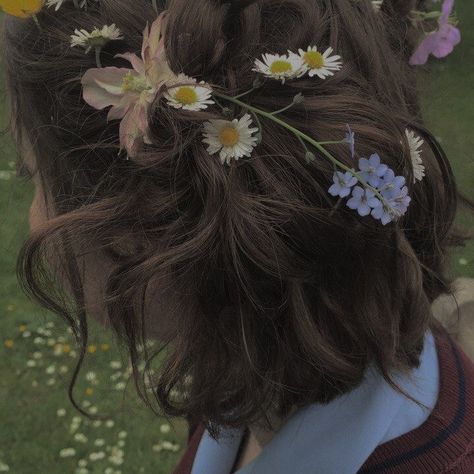 Flowers In Your Hair, Outfit Reference, Dark Castle, Peach Aesthetic, Flowers In Her Hair, Fotografi Vintage, Artist Aesthetic, Public Safety, Aesthetic Vibes