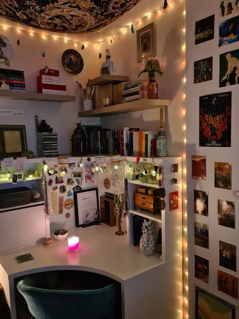 Maximalist Desk, Cluttered Room, Maximalist Vintage, Messy Life, Cool Room Decor, Chill Room, Study Room Decor, Room Stuff, Cozy Room Decor