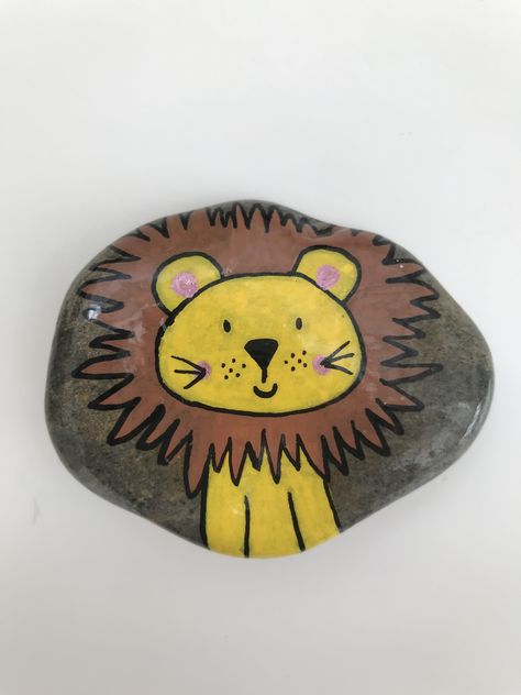 Zoo Animal Painted Rocks, Lion Painted Rocks, Lion Rock Painting, Bee Crafts For Kids, Painted Rock Animals, Diy Rock Art, Happy Stones, Painted Rocks Kids, Painted Rocks Diy