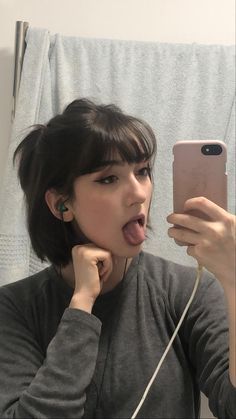 Skater Girl Hair, Short Dark Hair With Bangs, Cut My Own Bangs, Indie Hairstyle, Bangs Hairstyle, Trendy Hairstyle, Haircut Inspiration, Shot Hair Styles, Haircuts Straight Hair