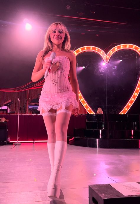 Pink Halloween Costume Ideas, Sabrina Costume, Pink Halloween Costume, Pink Halloween Costumes, Sabrina Carpenter Style, Sabrina Carpenter Outfits, Classic Characters, Concert Fits, Pink Halloween