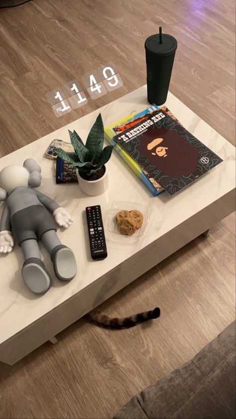 Hypebeast Coffee Table, Kaws Apartment Decor, Kaws Apartment, Street Style Apartment Decor, Hype Apartment, Kaws Home Decor, Hype Beast Apartment, Kaws Living Room Decor, Hypebeast Room Girl