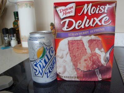 Strawberry Sprite Cake: The only ingredients are a 12 oz can of sprite and a strawberry cake mix! Sprite Cake, Sprite Recipe, Two Ingredient Cakes, Weight Watchers Cake, Diet Sprite, 2 Ingredient Cakes, Cake Mix And Soda, 7 Up Cake, Soda Cake