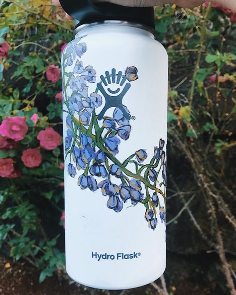 @𝐤𝐚𝐜𝐭𝐮𝐬𝐤𝐚𝐭𝐭🧜🏼‍♀️ Paint On Water Bottle, Diy Painted Water Bottle, Water Bottle Design Paint, Painting On Water Bottles, Painted Water Bottle Ideas, Water Bottle Painting Ideas Easy, Water Bottle Painting Ideas, Hydro Flask Painting, Water Bottle Painting