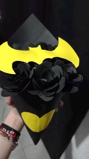 Batman Bouquet Paper, Batman Bf Gifts, Batman Diy Gifts Boyfriends, Batman Valentine Box Ideas, Batman Crafts For Boyfriend, Diy Batman Gifts, Batman Gift Ideas For Boyfriend, Batman Presents, Batman Diy Gifts