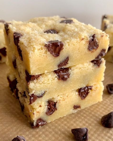 Fitwaffle Kitchen’s Instagram profile post: “SOFT CHOCOLATE CHIP SHORTBREAD BARS 😍 This shortbread just melts in your mouth! It’s buttery and sugary and you only need 4-ingredients 🙌…” Fitwaffle Kitchen, Chocolate Chip Shortbread, Easy Shortbread, Pane Dolce, Shortbread Bars, Shortbread Recipes, Easy Baking Recipes Desserts, Tasty Baking, Baked Dessert Recipes