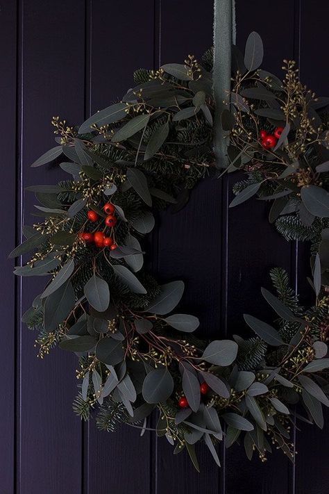 Christmas Wreaths Diy Easy, Diy Christmas Wreaths, Wreaths Ideas, Xmas Deco, Christmas Ornament Wreath, Halloween Door Decorations, Advent Wreath, Christmas Wreaths To Make, Eucalyptus Wreath