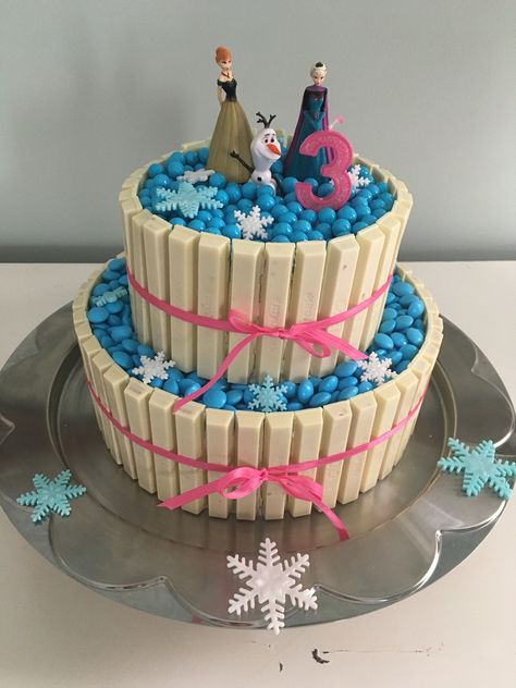 My Frozen themed Kit Kat & Smartie cake :) Frozen Diy Birthday Cake, Frozen Cake Diy Easy, Easy Frozen Theme Cake, Frozen Cake Ideas Easy, Easy Diy Frozen Cake, Frozen Diy Cake, Easy Frozen Birthday Cake, Frozen Birthday Cake Diy, Simple Frozen Birthday Cake