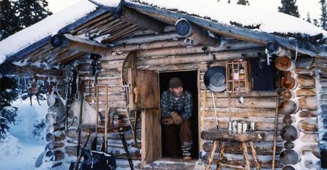 Finding the Ultimate Bug Out Property or Survival Retreat Trappers Cabin, How To Build A Log Cabin, Off Grid Cabin, Hunting Cabin, Log Cabin Homes, Homestead Survival, Living In Alaska, Cabin In The Woods, Cabins And Cottages