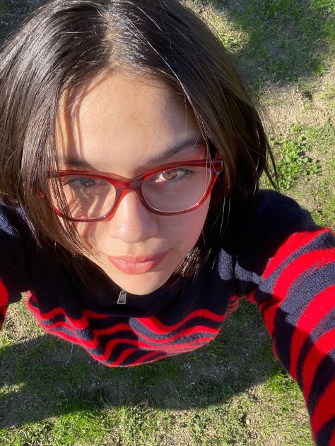 Brown Glasses Aesthetic, Red Glasses Frames For Women, Red Glasses Outfit, Red Glasses Aesthetic, Red Frame Glasses, How To Feel Pretty, Bold Glasses, Glasses Inspo, Glasses Aesthetic