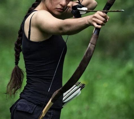 Archery Aesthetic Female, Hunger Games 1 Aesthetic, Maze Runner Girl Aesthetic, Katniss Everdeen Aesthetic, Katniss Everdeen Archery, The Hunger Games Aesthetic, Mounted Archery Aesthetic, Hunger Games Aesthetic, Dystopian Aesthetic