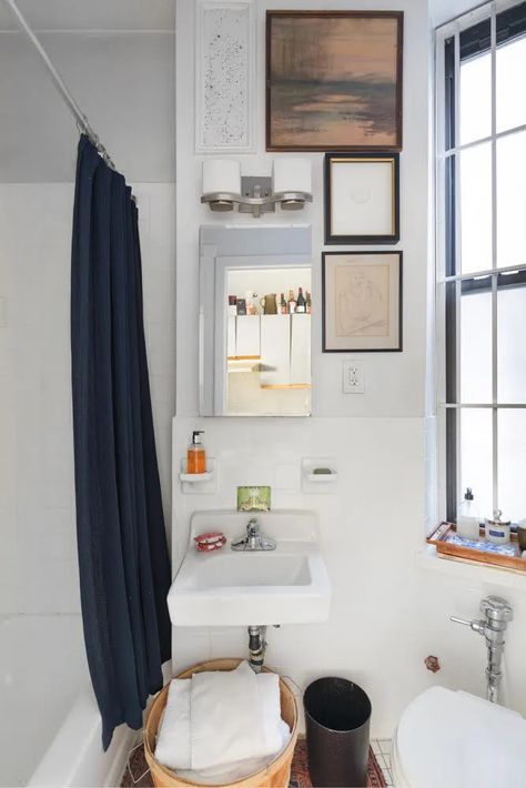 6 Easy Ways to Spice Up a Bland Rental Bathroom | Architectural Digest Bathroom With Window, Navy Shower Curtain, Rental Bathroom, Mismatched Chairs, Wall Mounted Sink, Bathroom Windows, Apartment Bathroom, Tiny Apartment, Vintage Bowls