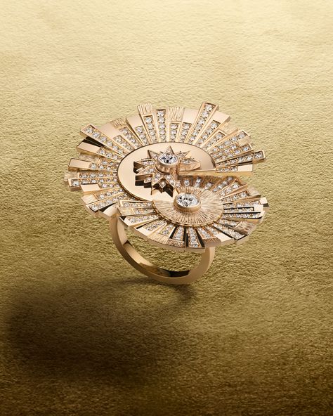 A beautiful interpretation of the sun’s rays that truly masters the art of gold and innovative jewellery design.
In an explosion of 18k rose gold rays, set with 254 brilliant-cut diamonds and engraved with the signature Décor Palace technique, the ring is a true masterpiece. 

#Piaget #Piaget150 #HouseOfGold #PiagetSunlight Innovative Jewellery, Piaget Jewelry, House Of Gold, Luxury Gifts For Men, Gold Diamond Jewelry, Special Jewelry, Jewellery Design, Diamond Jewellery, Luxury Gifts