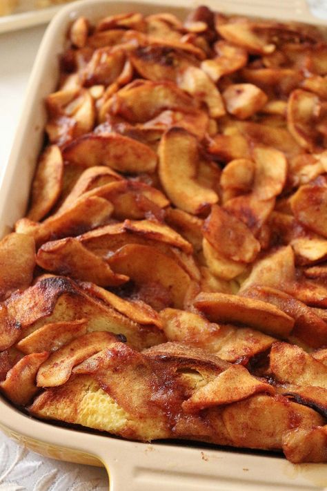 This Baked Cinnamon Apple French Toast Casserole is an easy make-ahead sweet treat for breakfast or brunch! It's perfect for entertaining guests with minimum fuss the morning of the gathering. Cinnamon Breakfast Casserole, Apple Breakfast Casserole, Cinnamon Apple French Toast, Apple Cinnamon Breakfast, Apple French Toast Casserole, Baked Cinnamon Apples, Apple French Toast, Cinnamon Breakfast, Breakfast For A Crowd