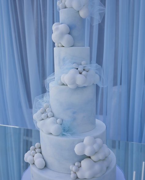 Cloud Theme Party, Cloud Baby Shower Theme, Sweet Baby Shower Ideas, Babby Shower, Cloud Theme, Fairy Garden Birthday Party, Cloud Cake, Outside Baby Showers, Baby Shower Deco