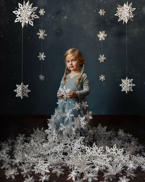 Hannukah Photo Shoot, 2024 Christmas Photo Trends, Hanukkah Photoshoot, Snowflake Photoshoot, Blue Christmas Photoshoot, Christmas Scenography, Magical Photos, Dog Christmas Photos, Christmas Studio