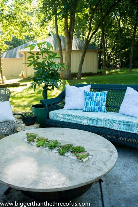 Transform that Fire Pit to an adorable coffee table when it's not in use. Follow this tutorial to make one for yourself! {via @ashleylmayes} /ES Fire Pit Table Top Cover Diy, Fire Pit Topper, Fire Pit Table Top, Round Fire Pit Table, Make A Fire Pit, Make A Fire, River Rock Garden, Diy Table Top, Tabletop Firepit