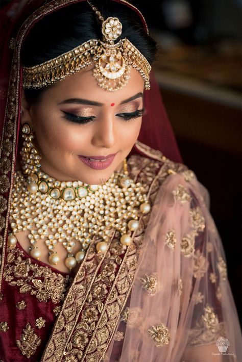 Photo of Pretty gold jewellery with maroon bridal lehenga Lehenga Jewellery Ideas, Matha Patti Designs, Bridal Matha Patti, Maroon Bridal Lehenga, Bridal Head Jewelry, Maroon Lehenga, Head Jewellery, Winter Bridal Jewelry, Desk Organization Ideas